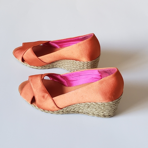 CHAPS DAKODA ORANGE SATIN WEDGES - Picture 4 of 8